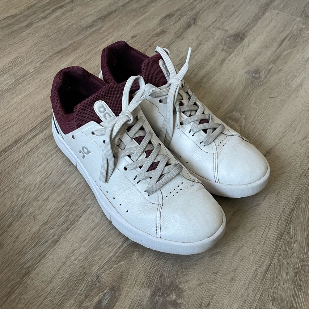 On Running Mens Trainers The Roger Advantage Casual Lace-Up Maroon / White